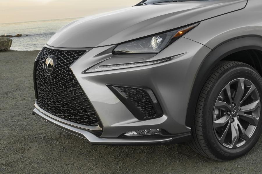 Детали экстерьера Lexus NX300 F-Sport 2017 года  (NA) (фото 26 из 41)